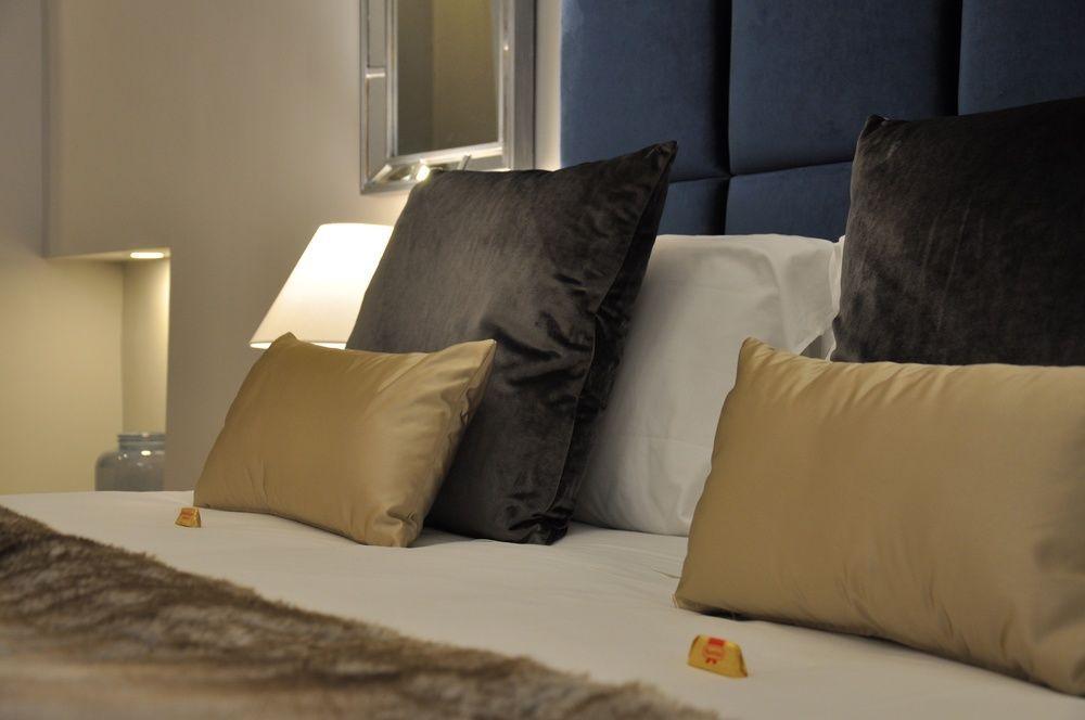 The Royals Experience Bed and Breakfast Neapel Exteriör bild