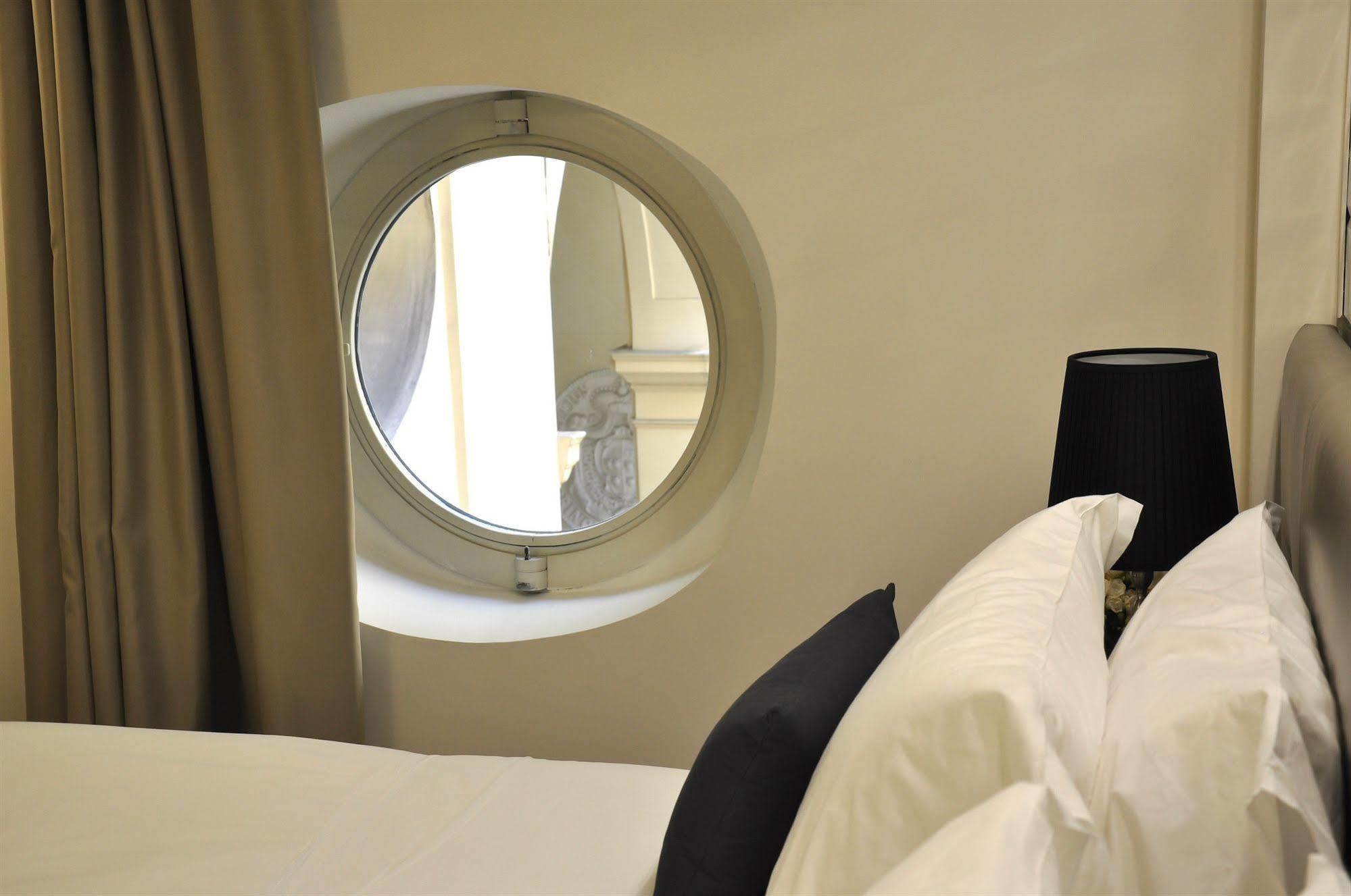 The Royals Experience Bed and Breakfast Neapel Exteriör bild
