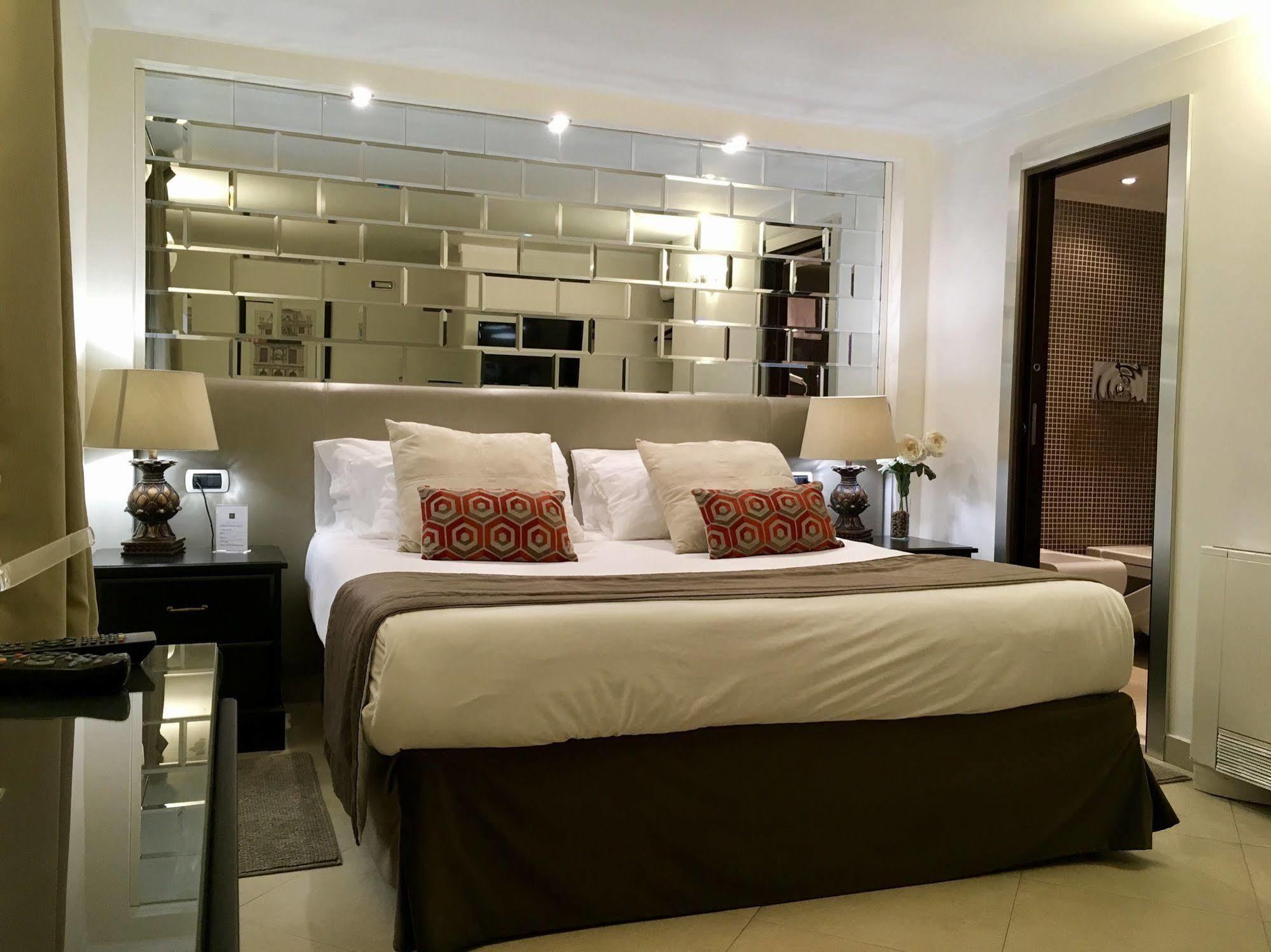 The Royals Experience Bed and Breakfast Neapel Exteriör bild