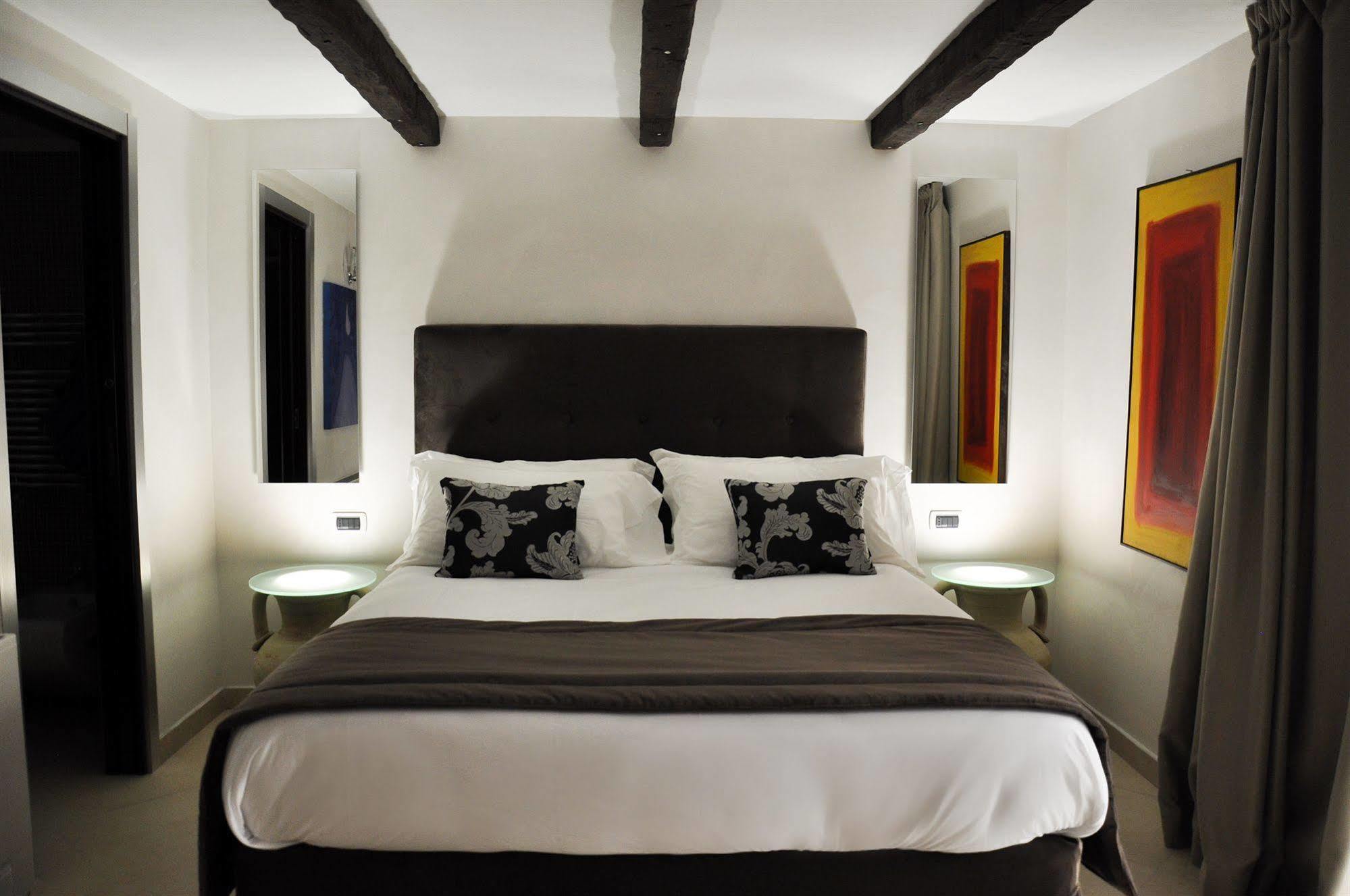 The Royals Experience Bed and Breakfast Neapel Exteriör bild
