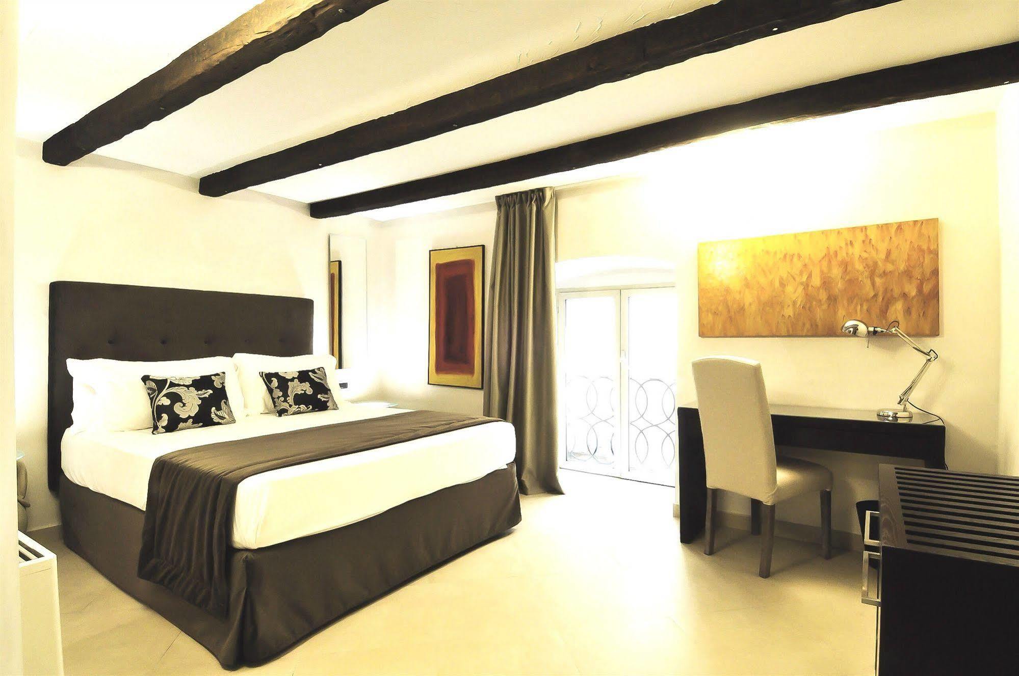 The Royals Experience Bed and Breakfast Neapel Exteriör bild